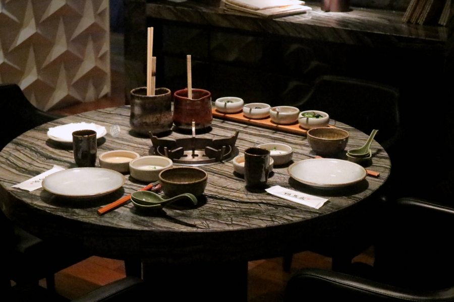 餐皿皆為獨立手工打造的陶器
