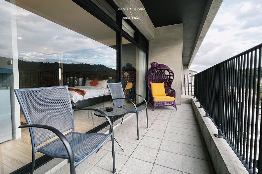 每個房間都有一個很大的戶外陽台／露台，讓住客坐在這裡悠閒欣賞宜蘭山水