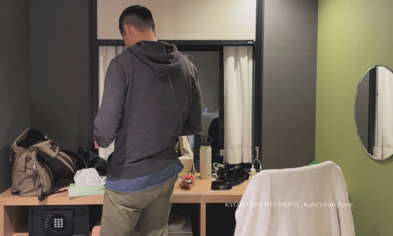 書桌寬敞，還有對外窗