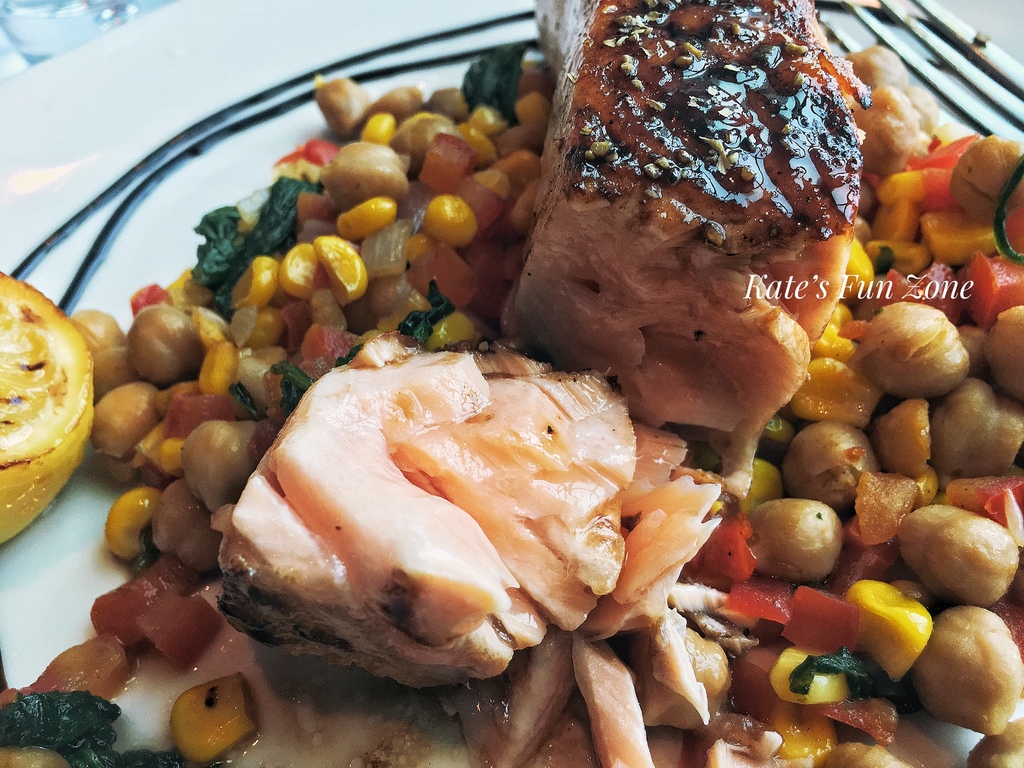 鮭魚外香內軟,表現不錯