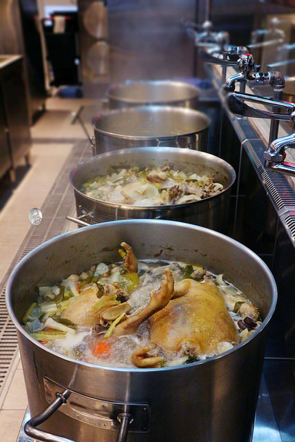 幾大鍋都是在熬雞湯