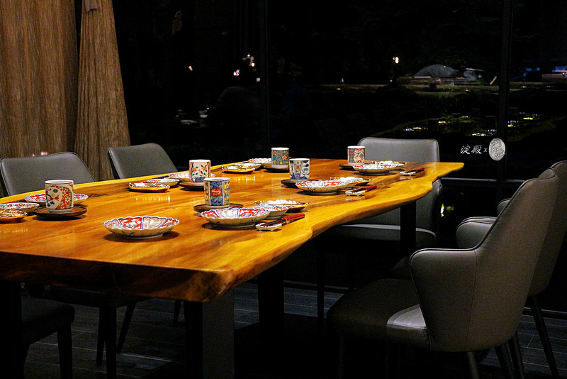 餐廳裡的餐桌、板前一律是用大塊的原木砌成，配上精選日本進口餐具，質感十足
