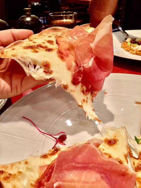 火腿搭配布拉塔乳酪披薩