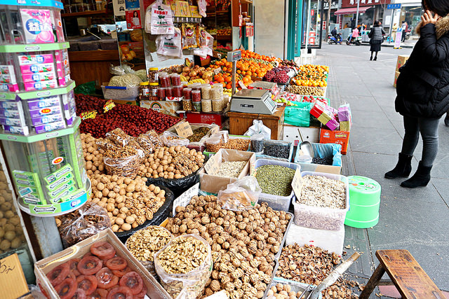 ＾街邊隨處可見賣大棗與胡桃的攤子。