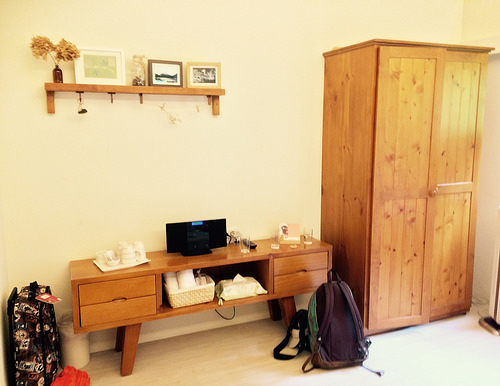 用許多原木傢俱,充滿大自然氛圍