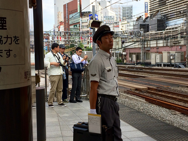 好多人扛著相機等著捕捉列車進站的畫面