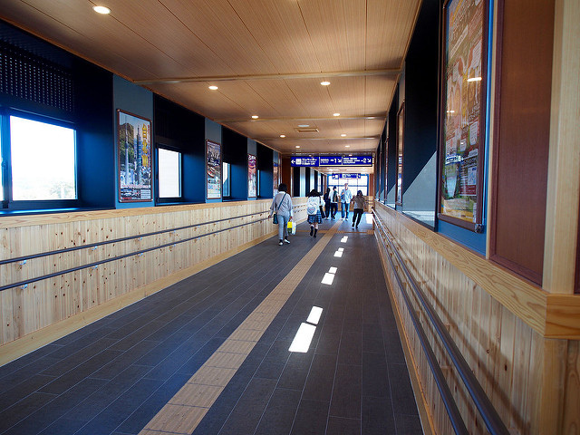 車站內有個很有味道的木造空橋