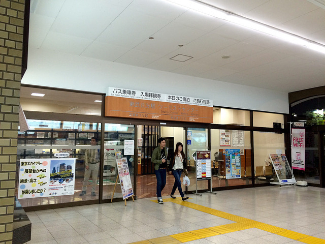 ^到了東武日光車站，直接就在車站內的觀光中心購買日光巴士的周遊券