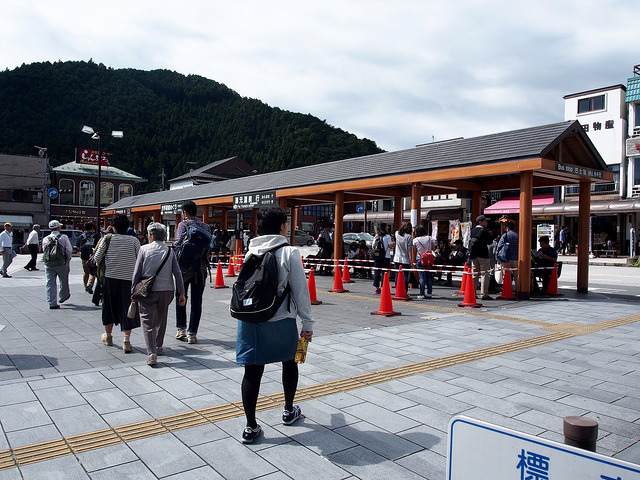 ^看好自己是要往哪個方向的巴士排隊,我是搭乘往湯元溫泉的車次