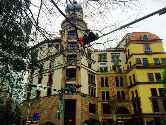 後門也毫不馬虎;真有幾分置身歐洲的錯覺