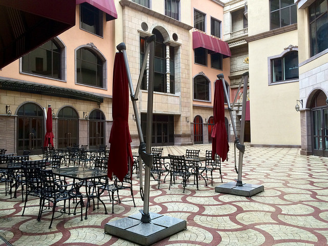 當天天氣濕濕陰陰,否則坐在廣場享用甜點頗有閒情逸致