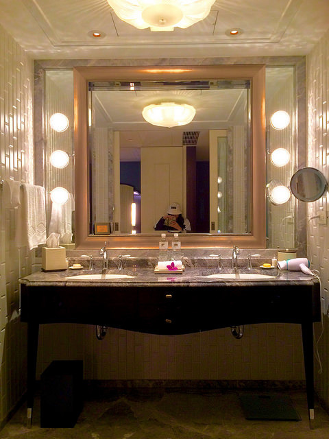 延續水晶、白色、透明玻璃等元素,營造出氣派華美的感覺