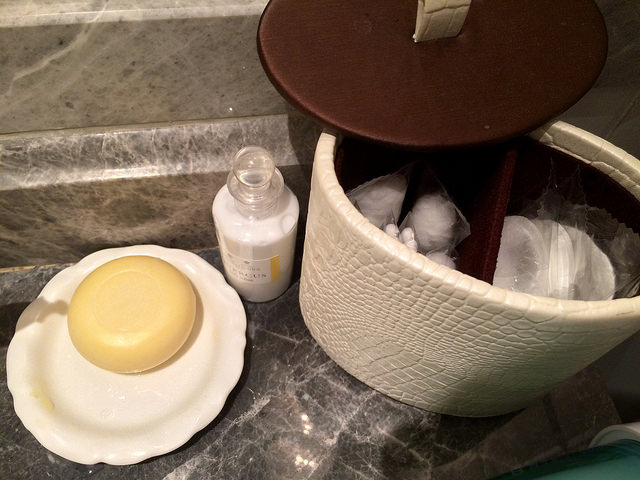 牙刷、化妝棉、刮鬍刀等基本梳洗用品都有備