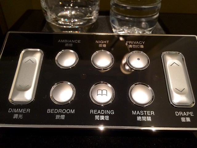 床旁邊有控制面板