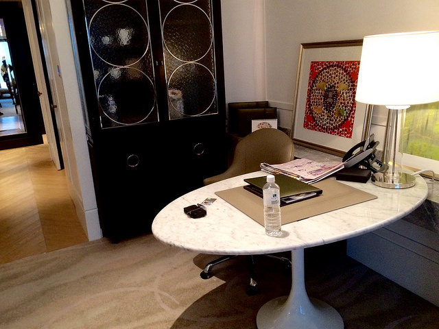 辦公桌旁有USB的充電孔,忘了帶iPhone小豆腐也沒關係。