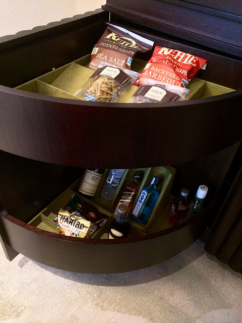 通常看到飯店房間都放迷你瓶酒,東方文華直接原瓶氣魄上陣