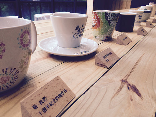 杯子都是員工的旅遊紀念品