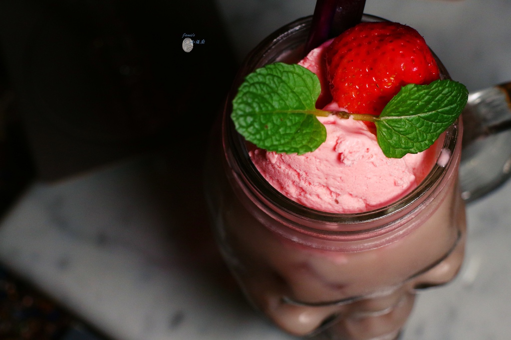 用骷顱頭杯子裝草莓冰淇淋,很有趣的畫面