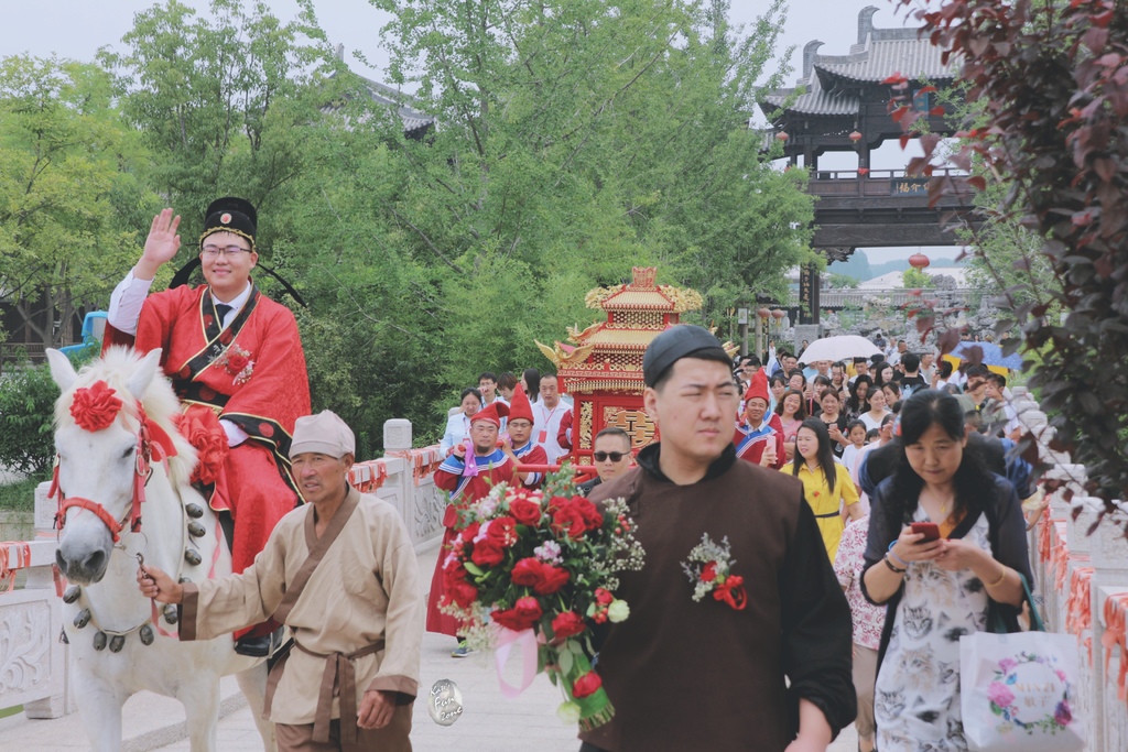 新郎再次跨上白馬，領在前頭